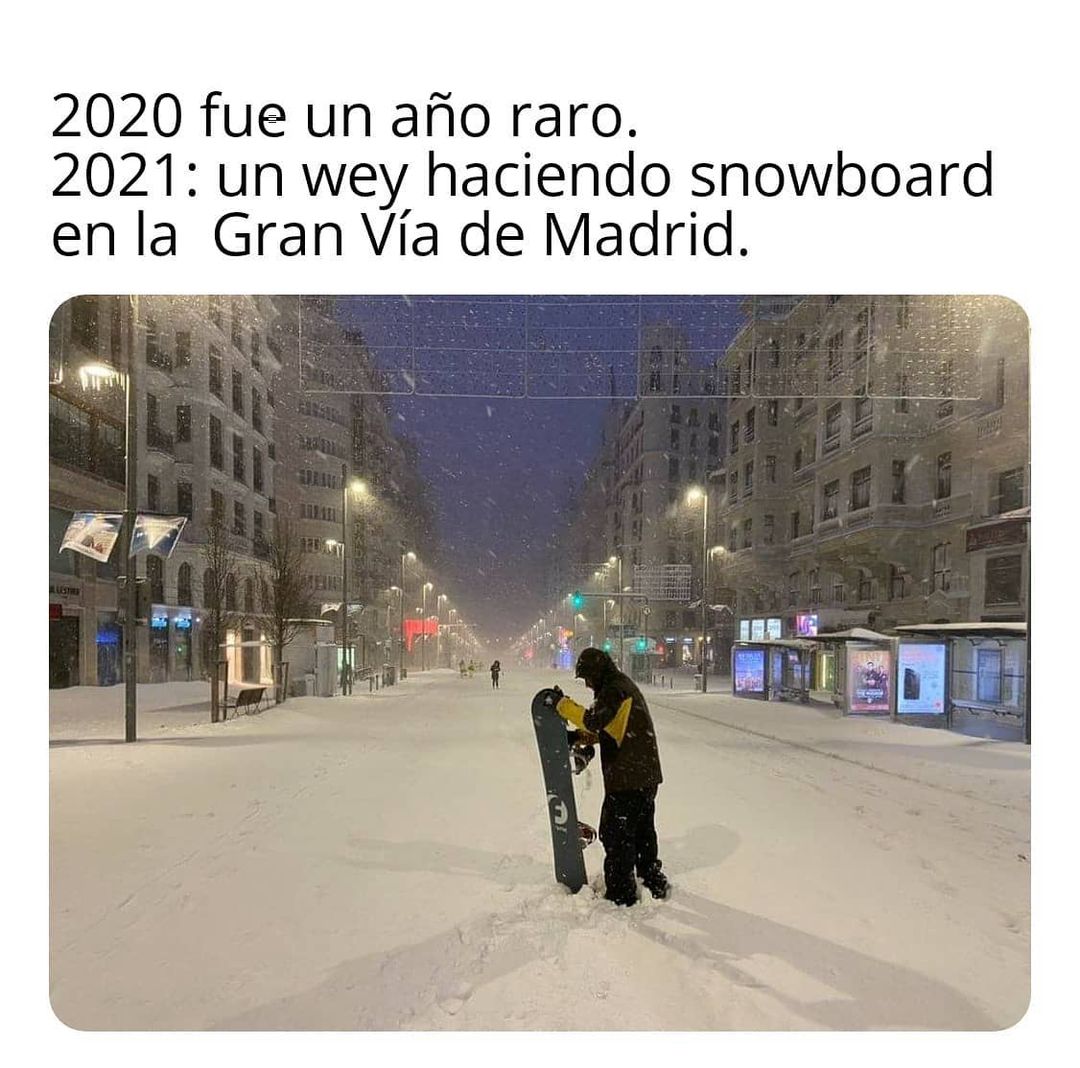 2020 fue un año raro. 2021: Un wey haciendo snowboard en la Gran Vía de Madrid.