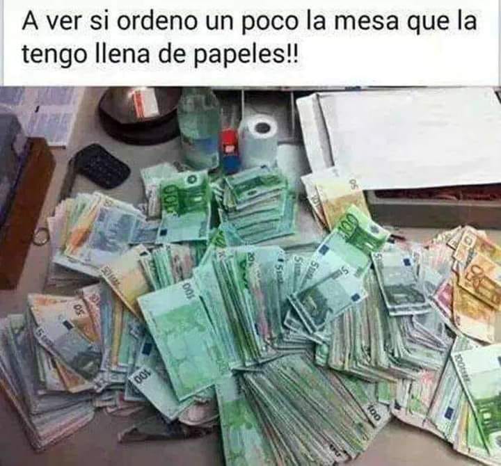 A ver si ordeno un poco la mesa que la tengo llena de papeles!!