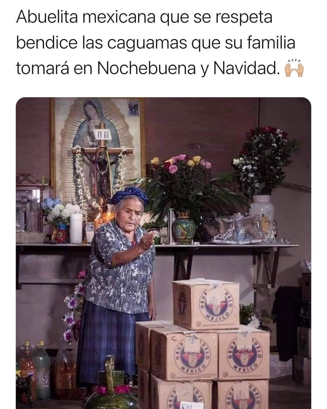 Abuelita mexicana que se respeta bendice las caguamas que su familia tomará en Nochebuena y Navidad.