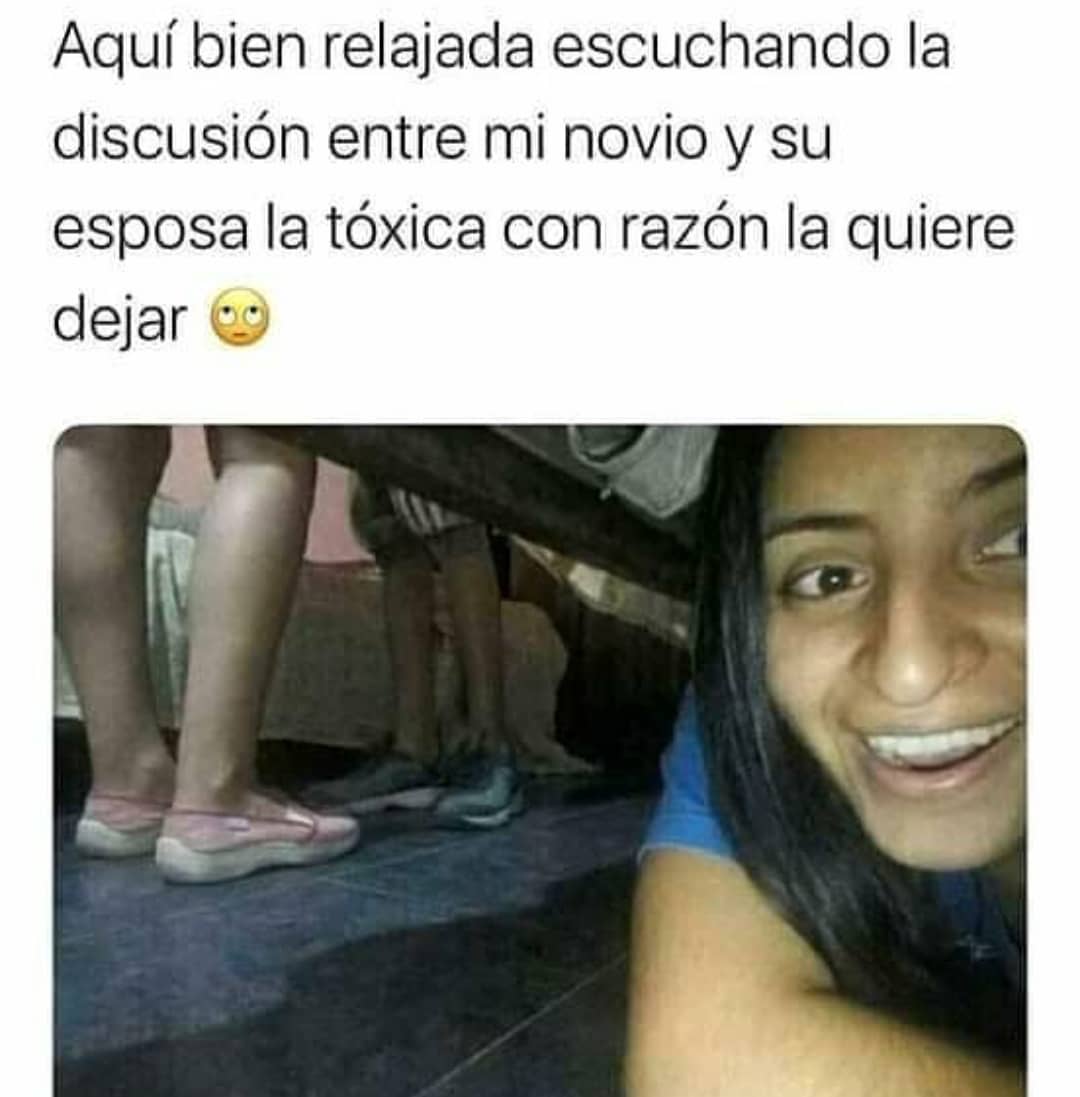 Aquí bien relajada escuchando la discusión entre mi novio y su esposa la tóxica con razón la quiere dejar.