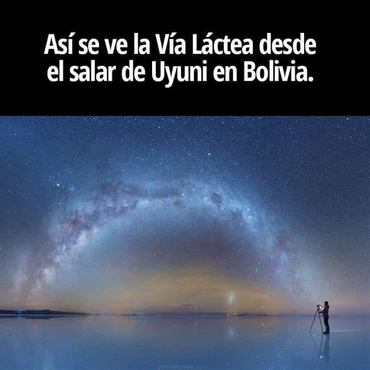 Así se ve la Vía Láctea desde el salar de Uyuni en Bolivia.