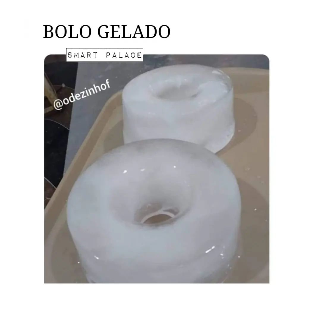 Bolo gelado.