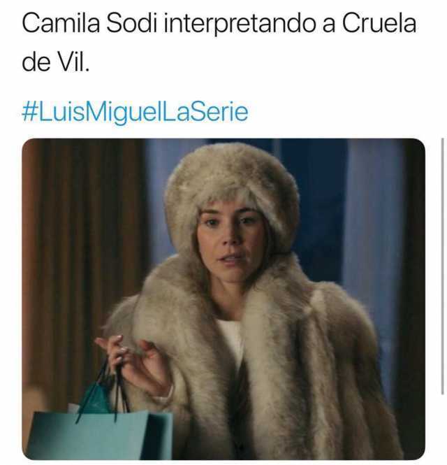 Camila Sodi interpretando a Cruela de Vil.