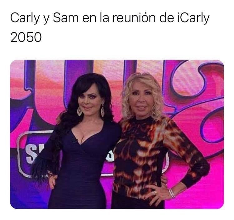 Carly y Sam en la reunión de iCarly 2050.