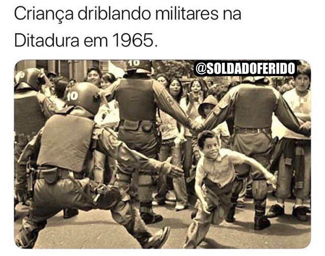 Criança driblando militares na Ditadura em 1965.