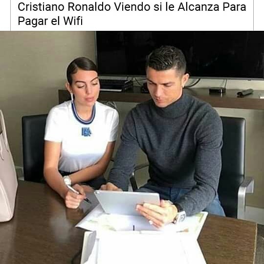 Cristiano Ronaldo viendo si le alcanza para pagar el wifi.
