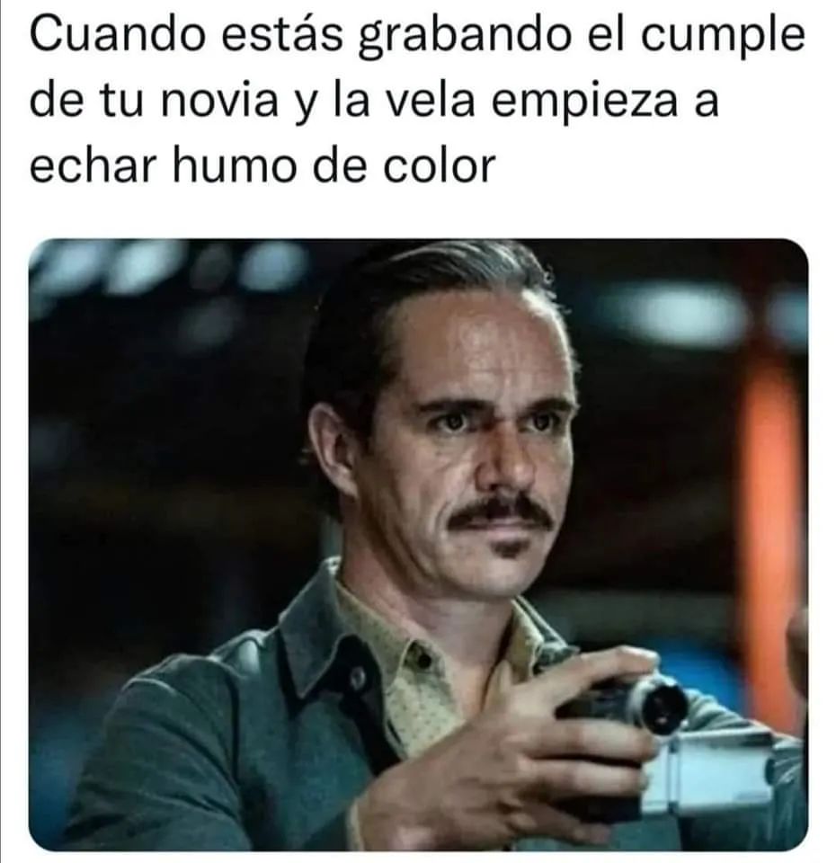 Cuando estás grabando el cumple de tu novia y la vela empieza a echar humo de color.