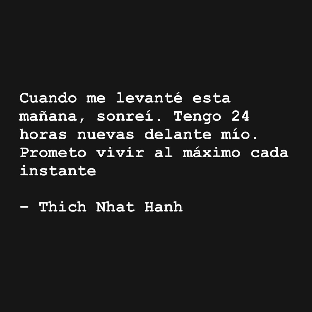 Cuando me levanté esta mañana, sonreí. Tengo 24 horas nuevas delante mío . Prometo vivir al máximo cada instante.