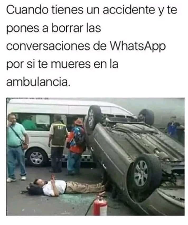 Cuando tienes un accidente y te pones a borrar las conversaciones de WhatsApp por si te mueres en la ambulancia.