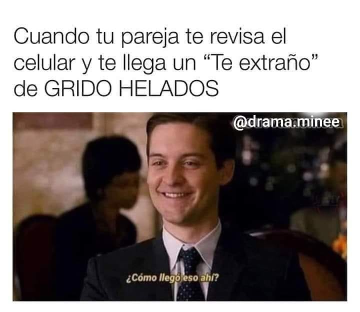 Cuando tu pareja te revisa el celular y te llega un "Te extraño" de grido helados.