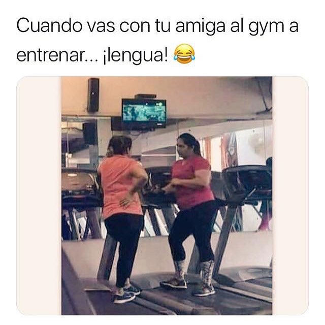 Cuando vas con tu amiga al gym a entrenar... ¡lengua!