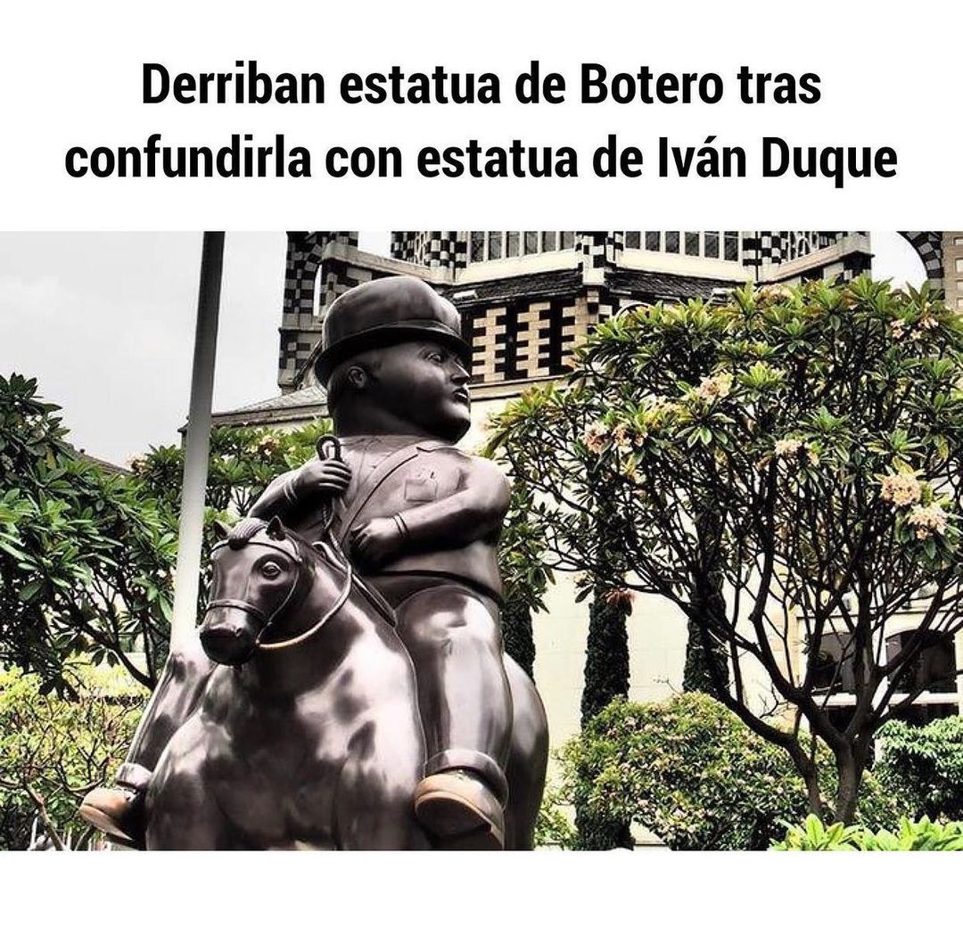 Derriban estatua de Botero tras confundirla con estatua de Iván Duque.
