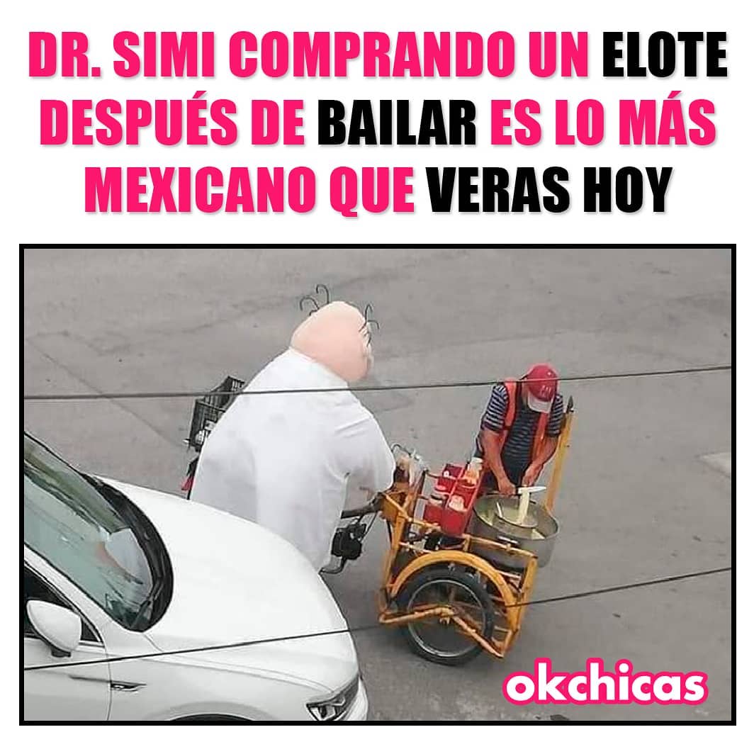 Dr. Simi comprando un elote después de bailar es lo más mexicano que verás hoy.
