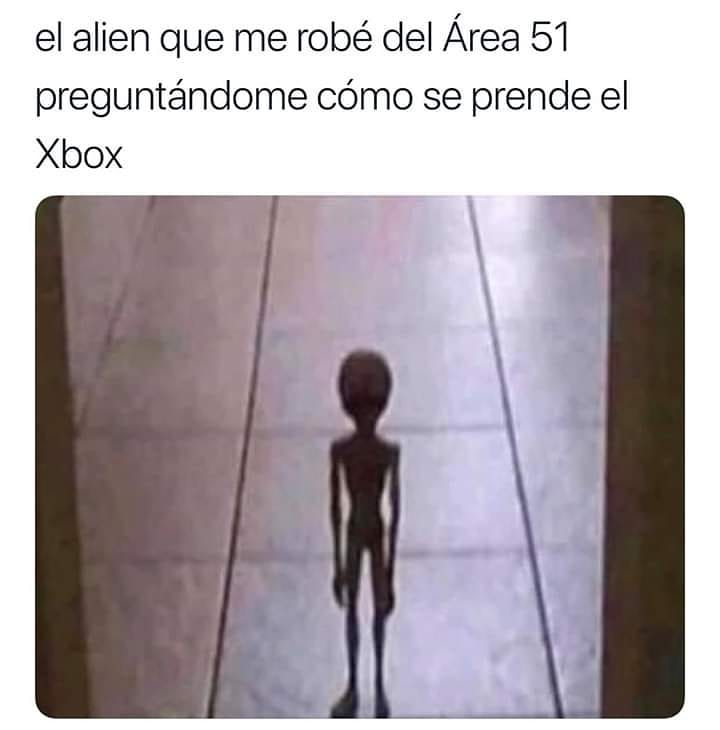 El alien que me robé del área 51 preguntándome cómo se prende el Xbox.