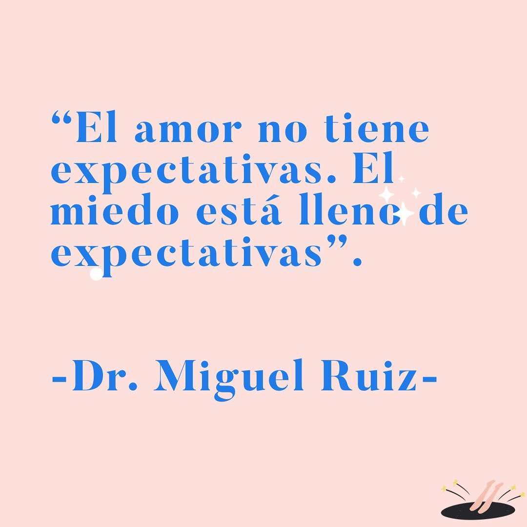 El amor no tiene expectativas, El miedo está lleno de expectativas. - Frases