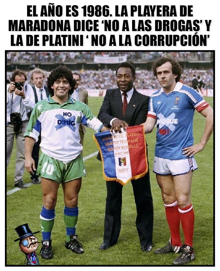 El año es 1986. La playera de Maradona dice "No a las drogas" y la de Platini "No a la corrupción".