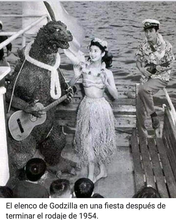 El elenco de Godzilla en una fiesta después de terminar el rodaje de 1954.