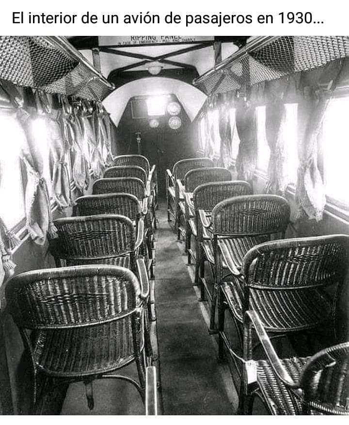 El interior de un avión de pasajeros en 1930...