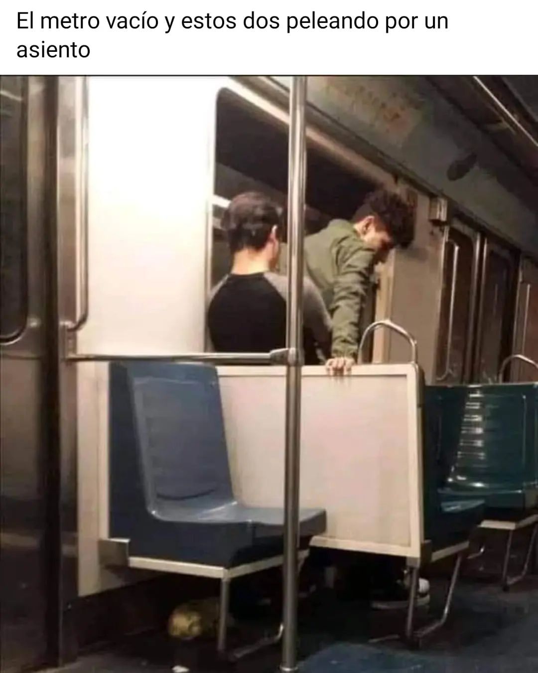 El metro vacío y estos dos peleando por un asiento.