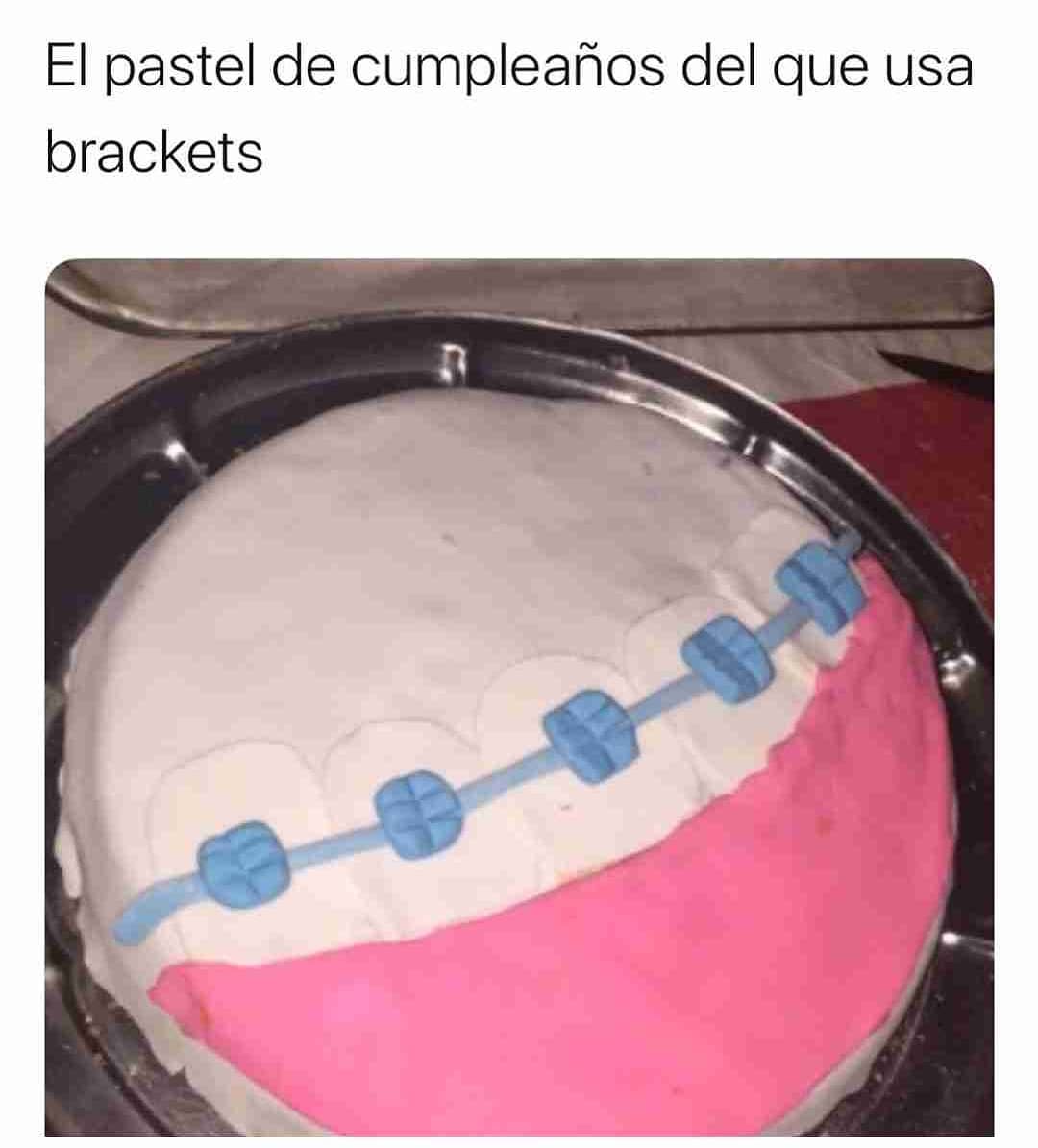 El pastel de cumpleaños del que usa brackets.