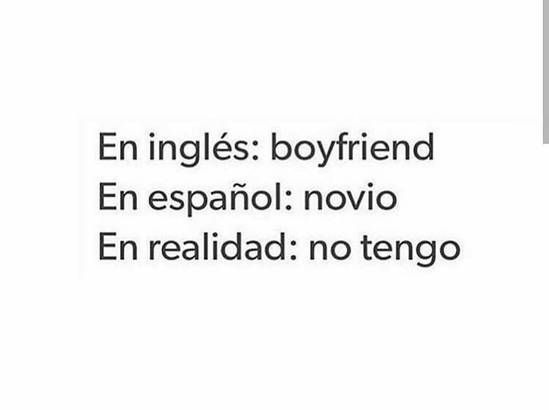 En inglés: Boyfriend.  En español: Novio.  En realidad: No tengo.