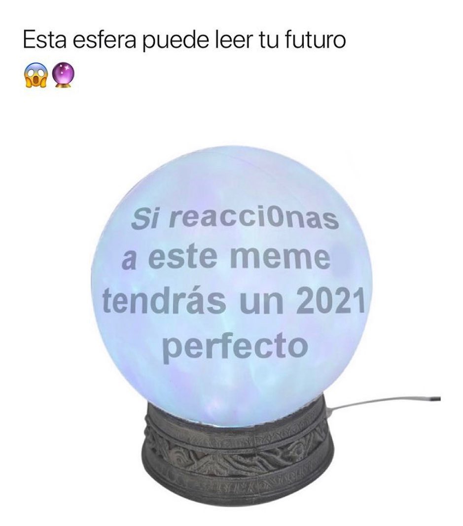 Esta esfera puede leer tu futuro. Si reaccionas a este meme, tendrás un 2021 perfecto.