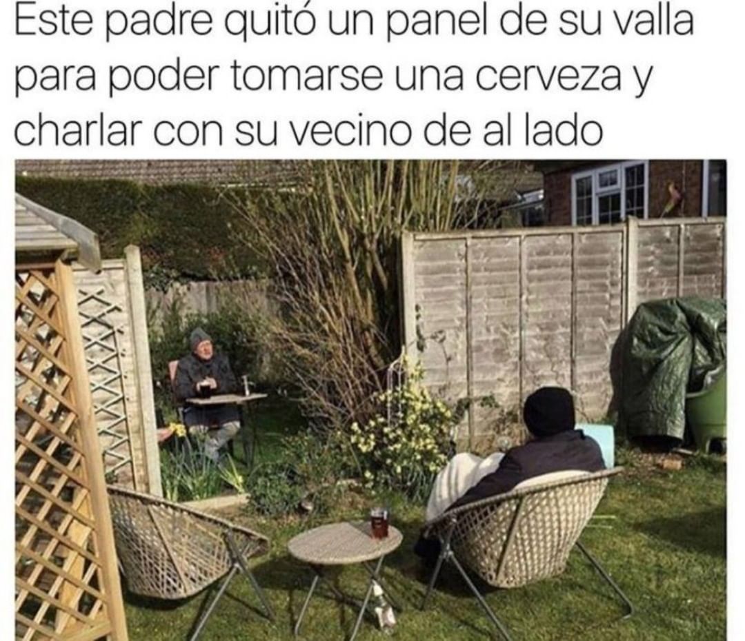 Este padre quitó un panel de su valla para poder tomarse una cerveza y charlar con su vecino de al lado.