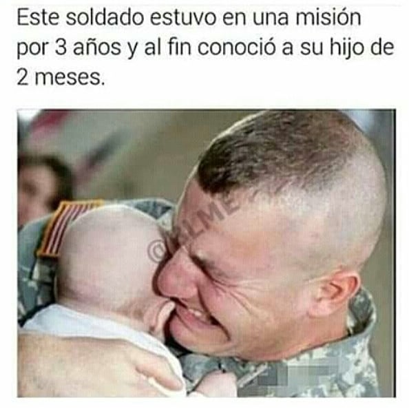 Este soldado estuvo en una misión por 3 años y al fin conoció a su hijo de 2 meses.