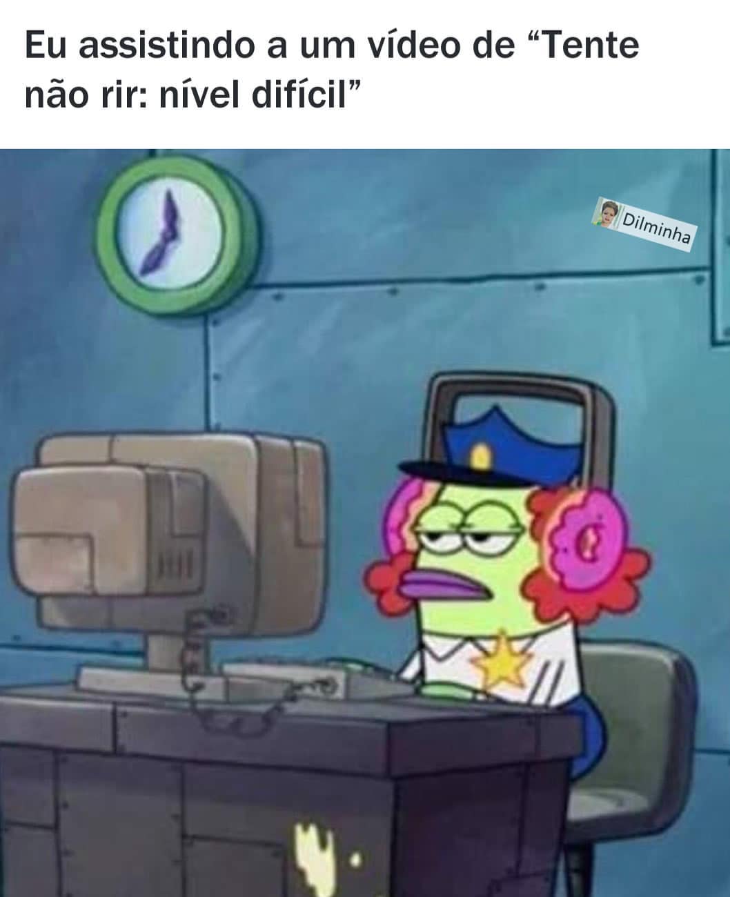 Eu assistindo a um vídeo de "Tente não rir: nível difícil".