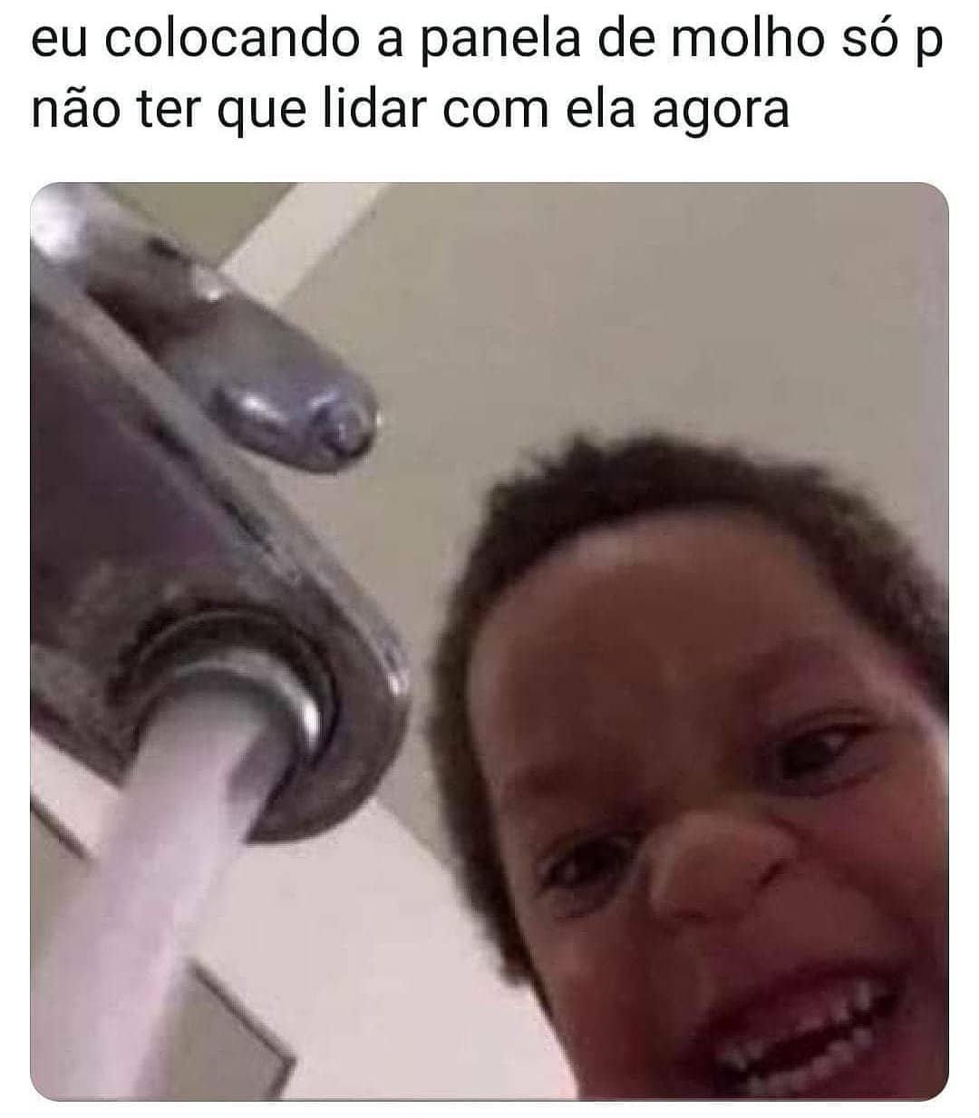 Eu colocando a panela de molho só p não ter que lidar com ela agora.