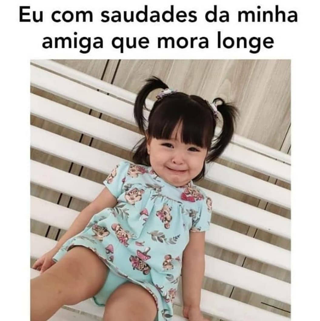 Eu com saudades da minha amiga que mora longe.