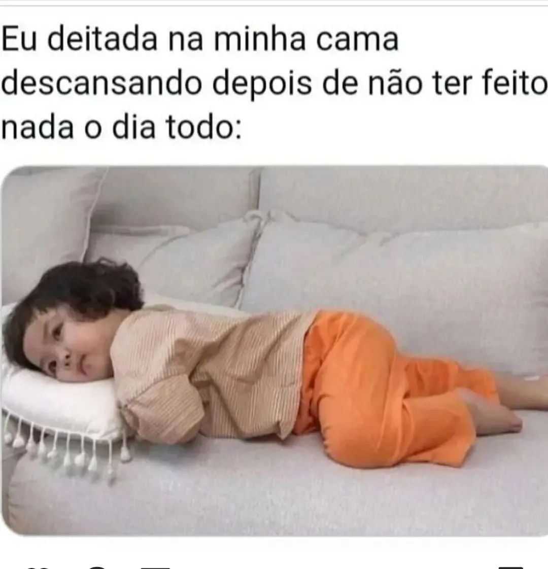 Eu deitada na minha cama descansando depois de não ter feito nada o dia todo: