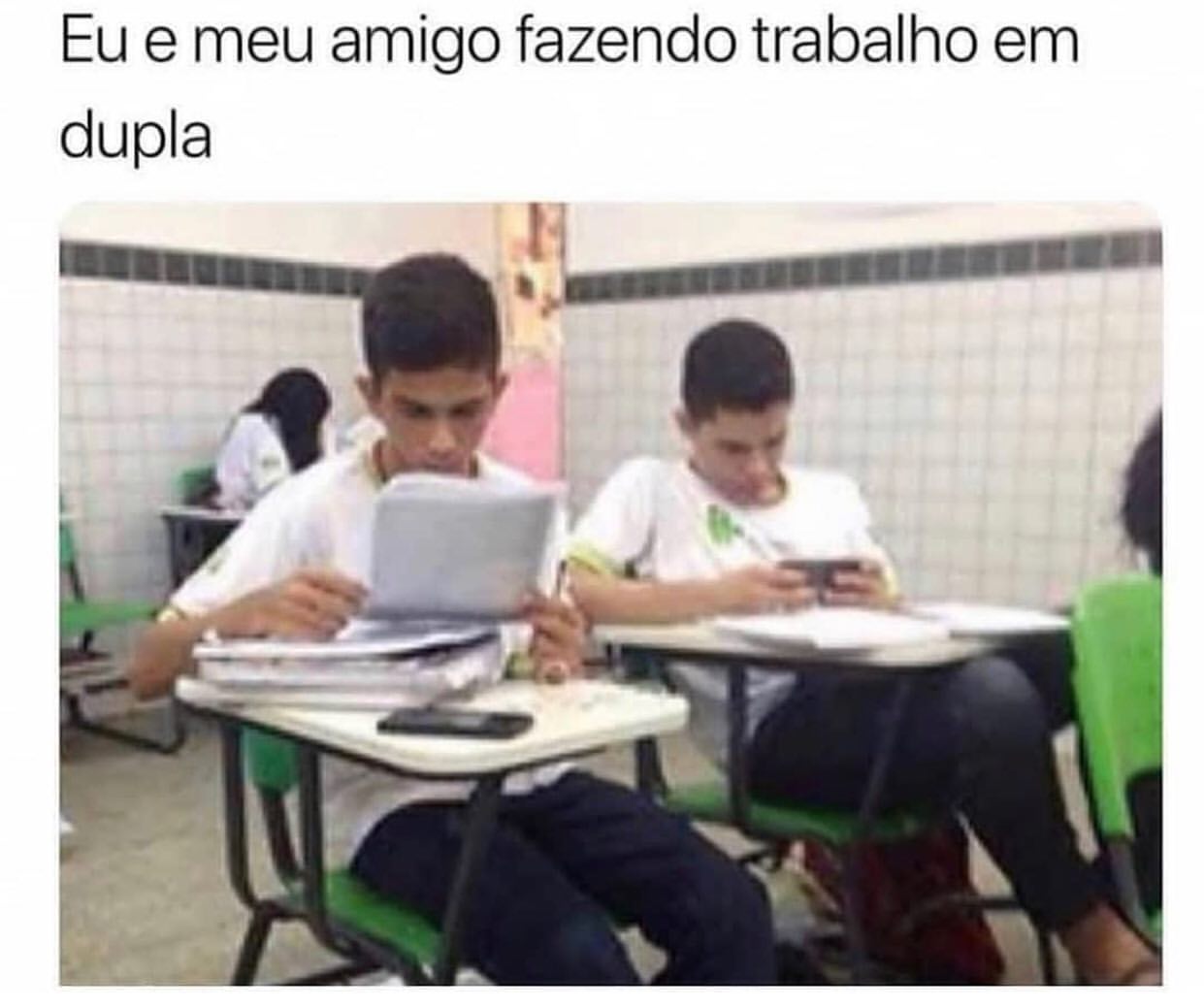 Eu e meu amigo fazendo trabalho em dupla.