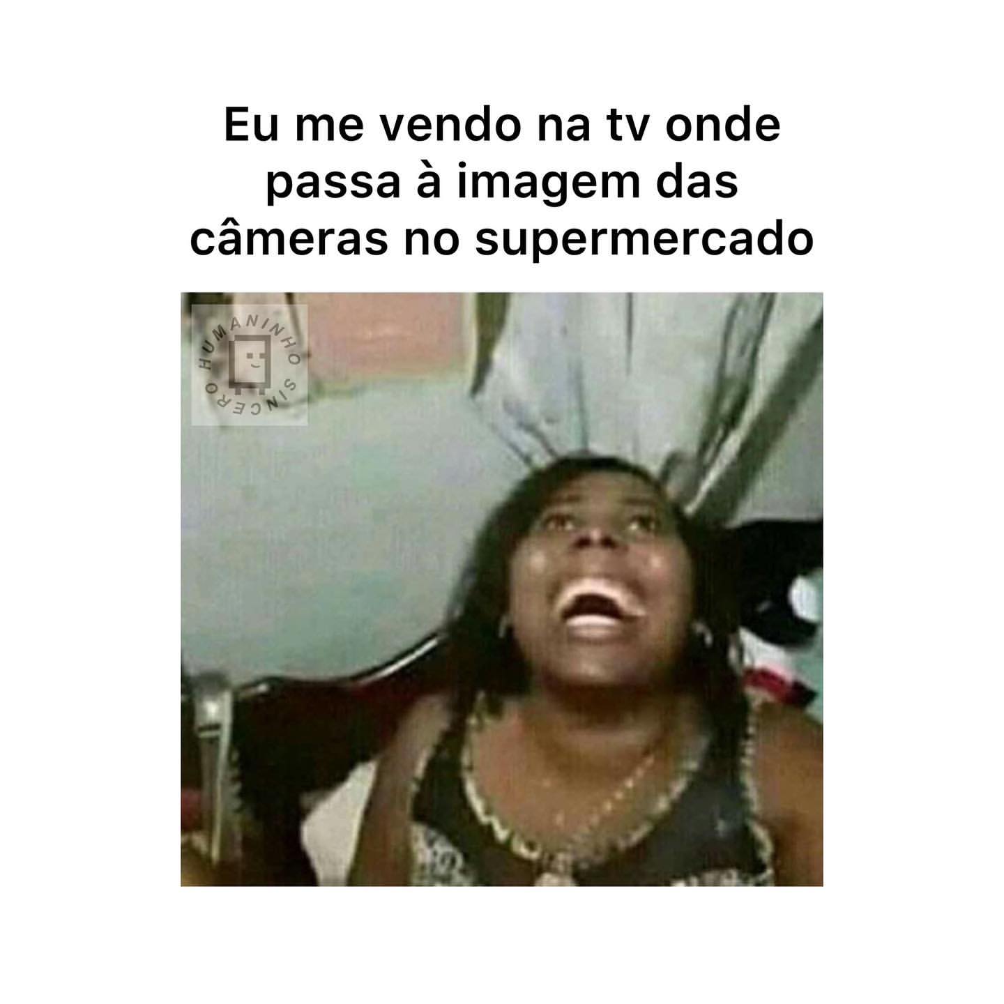 Eu me vendo na tv onde passa à imagem das câmeras no supermercado.