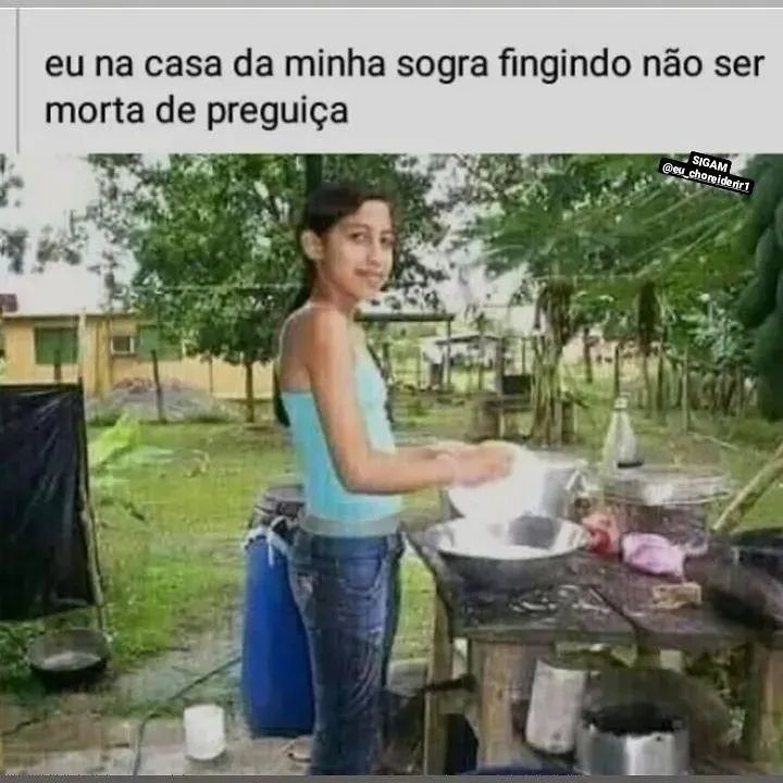 Eu na casa da minha sogra fingindo não ser morta de preguiça.