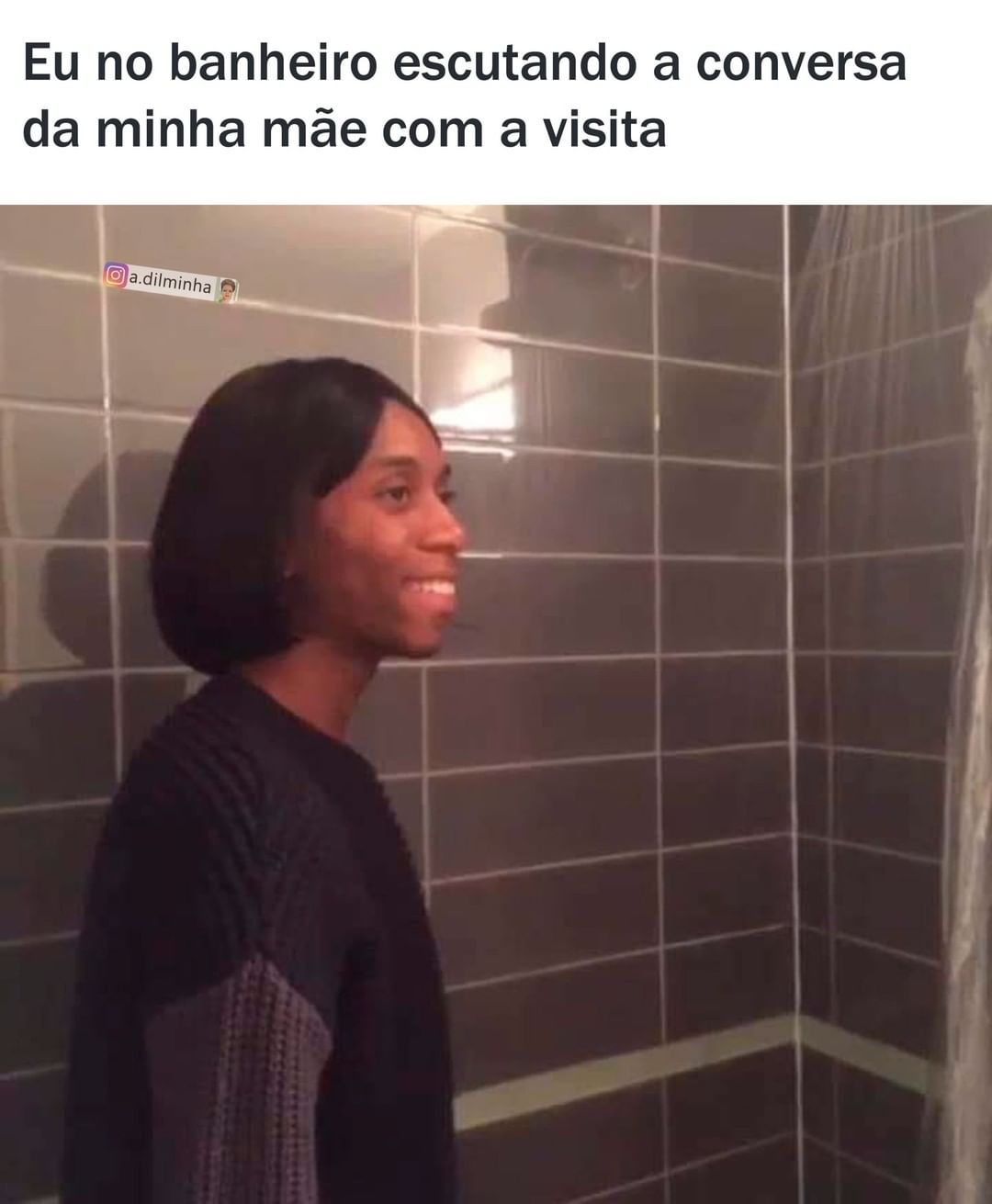 Eu no banheiro escutando a conversa da minha mãe com a visita.