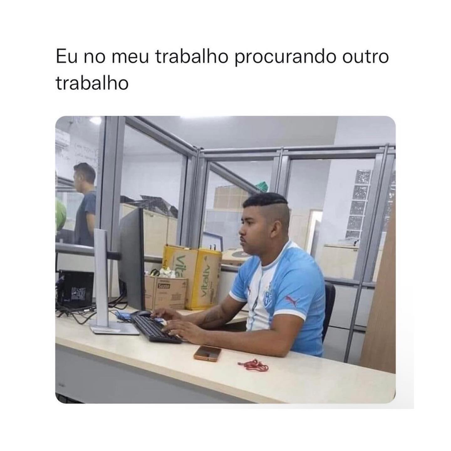 Eu no meu trabalho procurando outro trabalho.