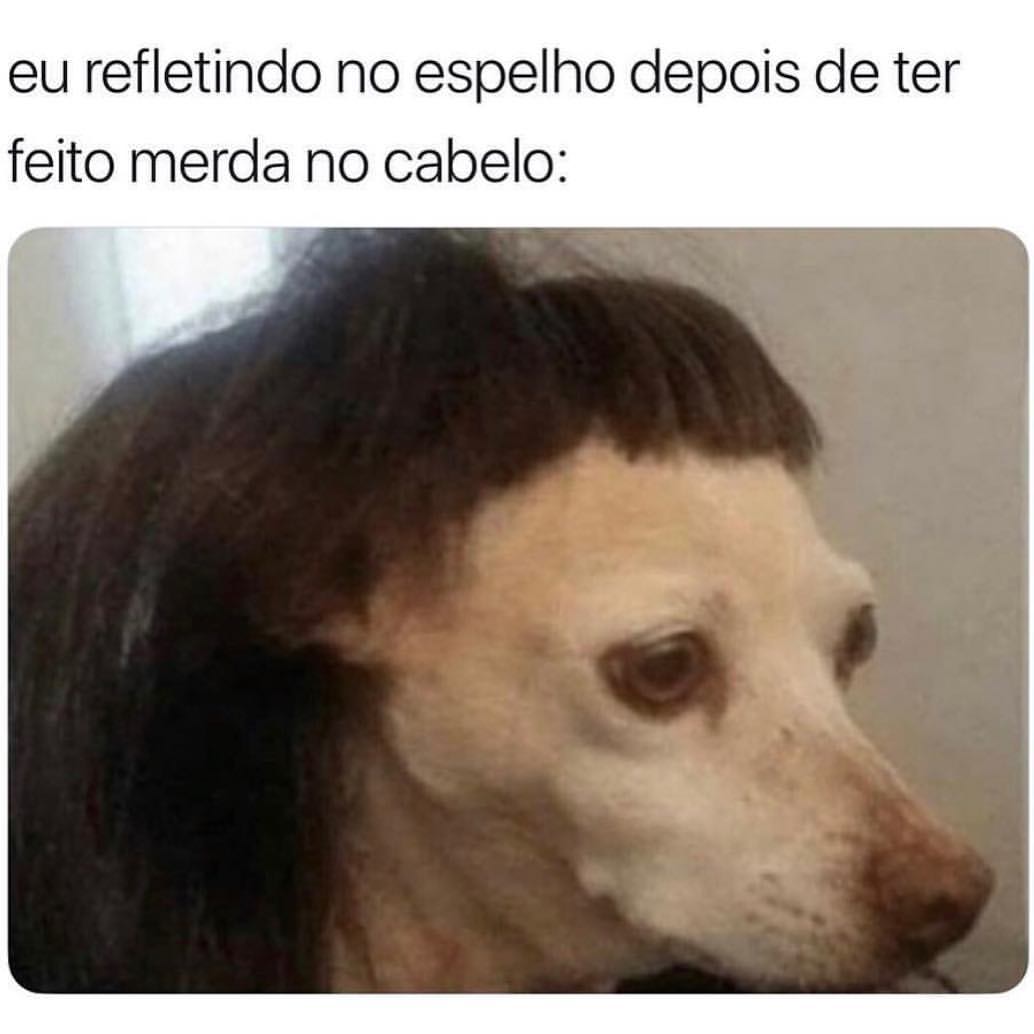 Eu refletindo no espelho depois de ter feito merda no cabelo: