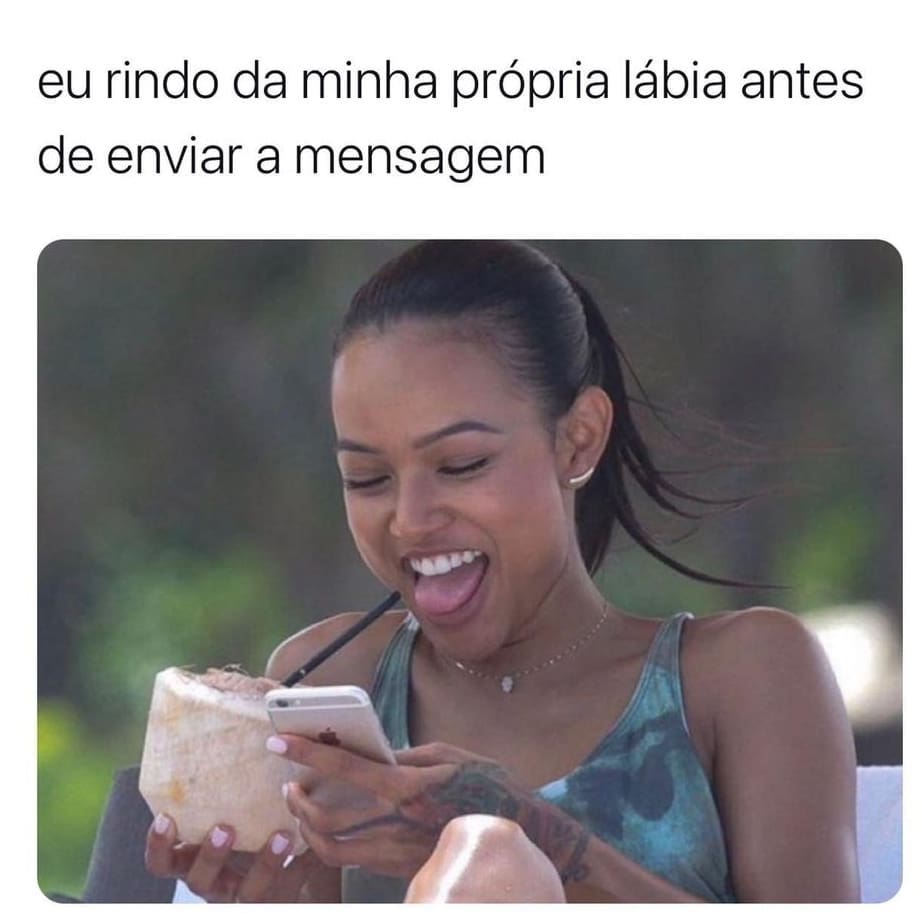 Eu rindo da minha própria lábia antes de enviar a mensagem.