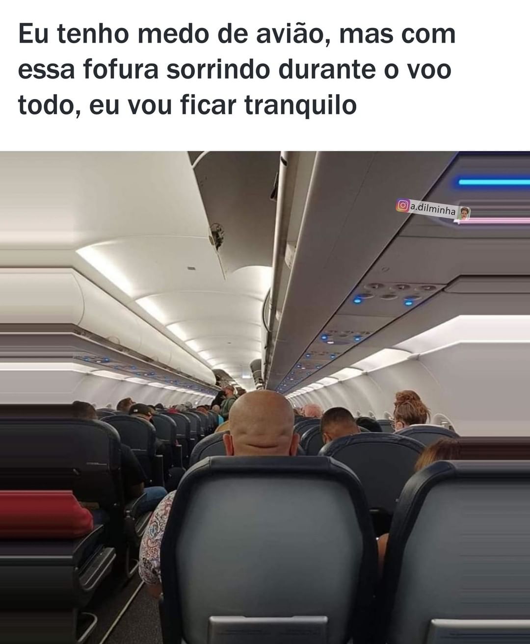 Eu tenho medo de avião, mas com essa fofura sorrindo durante o voo todo, eu vou ficar tranquilo.