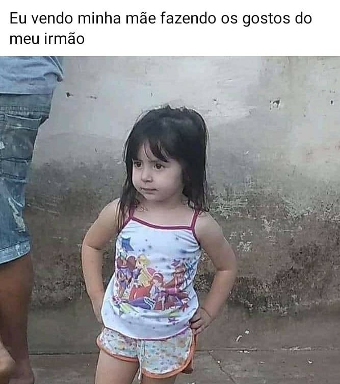 Eu vendo minha mãe fazendo os gostos do meu irmão.