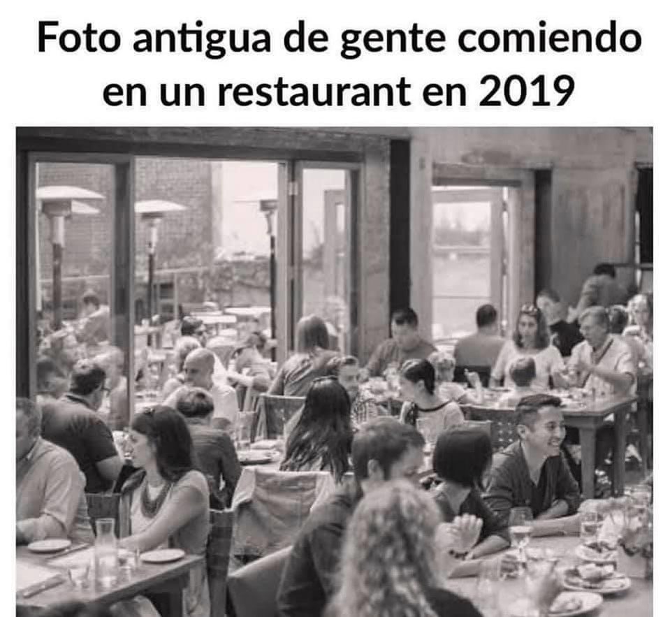 Foto antigua de gente comiendo en un restaurant en 2019.