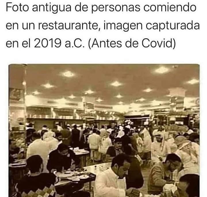 Foto antigua de personas comiendo en un restaurante, imagen capturada en el 2019 a.C. (Antes de Covid)
