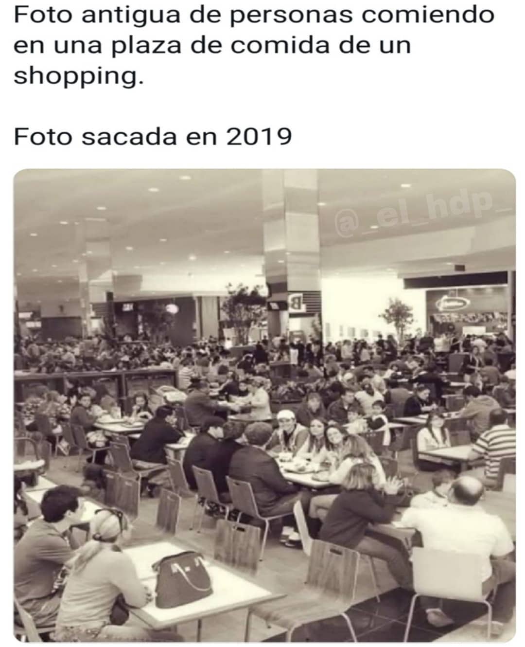 Foto antigua de personas comiendo en una plaza de comida de un shopping.  Foto sacada en 2019.