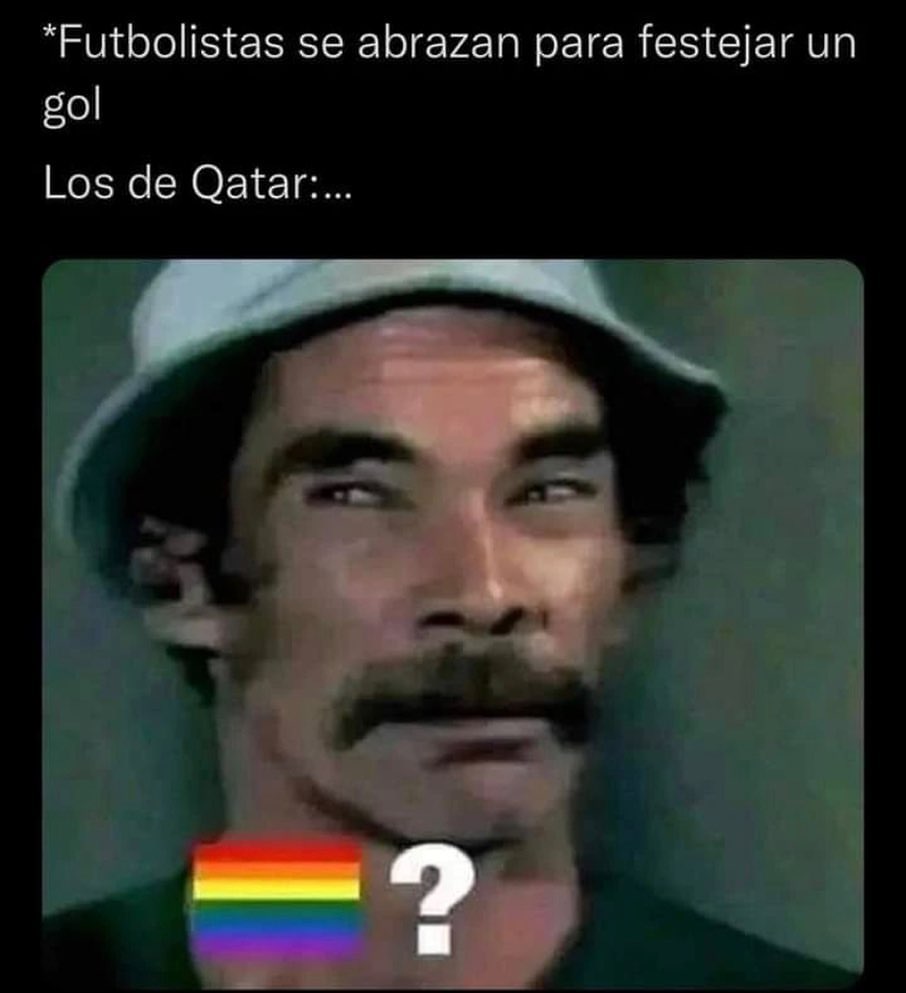 *Futbolistas se abrazan para festejar un gol.  Los de Qatar:...