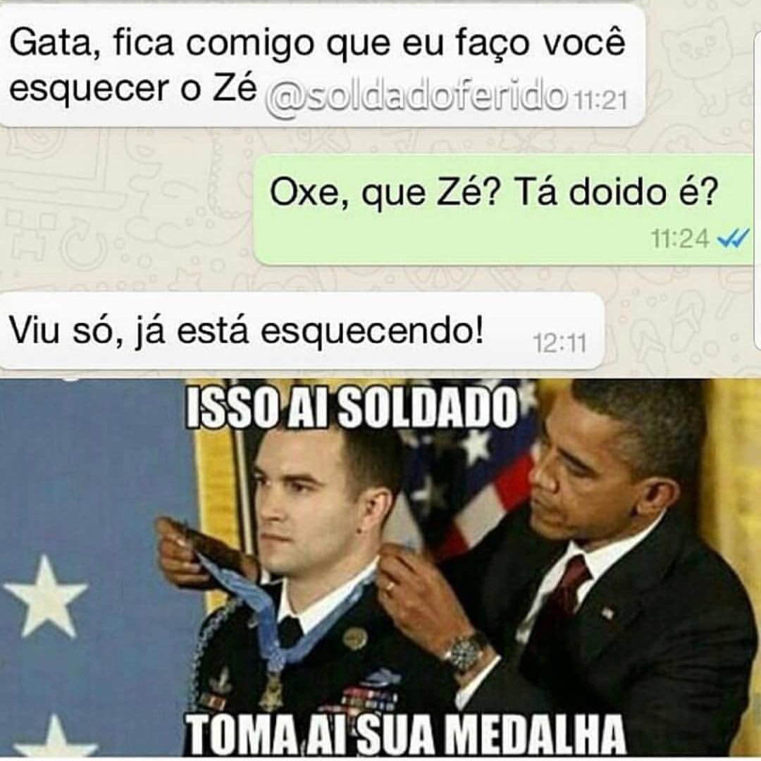 Gata, fica comigo que eu faço você esquecer o Zé.  Oxe, que Zé? Tá doido é?  Viu só, já está esquecendo!  Isso ai soldado, toma ai sua medalha.