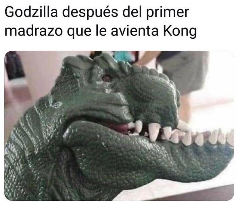 Godzilla después del primer madrazo que le avienta Kong.