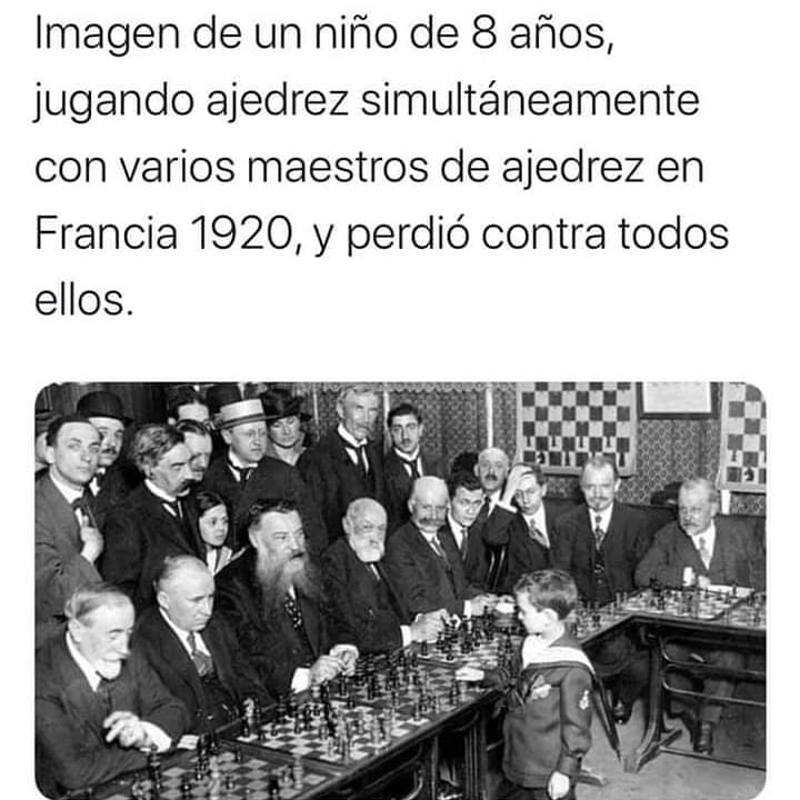 Imagen de un niño de 8 años, jugando ajedrez simultáneamente con varios maestros de ajedrez en Francia 1920, y perdió contra todos ellos.