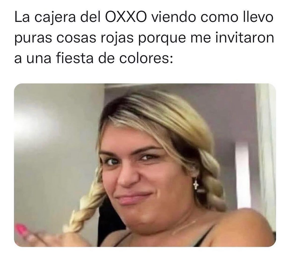 La cajera del OXXO viendo como llevo puras cosas rojas porque me invitaron a una fiesta de colores:
