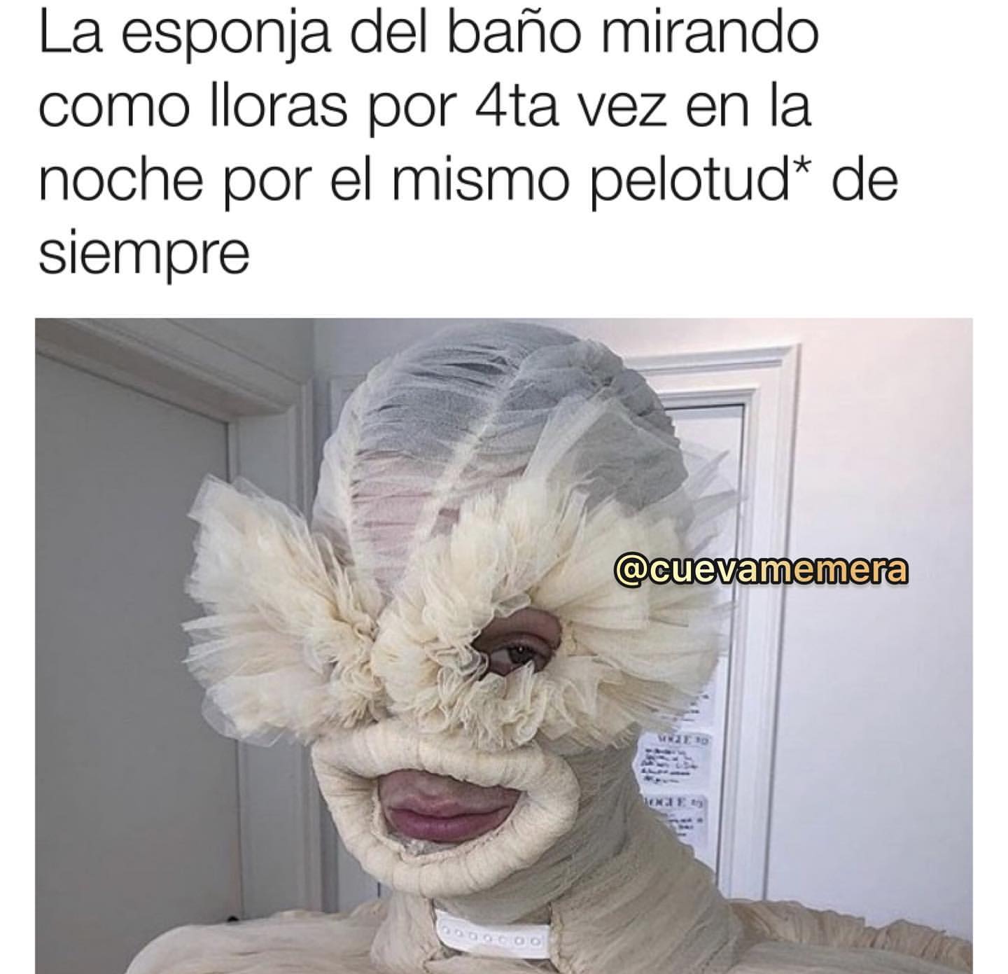 La Esponja Del Baño Mirando Como Lloras Por 4ta Vez En La Noche Por El